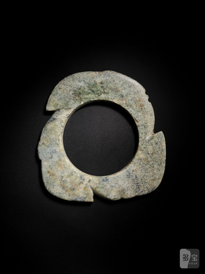 新石器時代　玉璇璣 | AN ARCHAIC GREENISH-GREY JADE NOTCHED DISC, XUANJI - 图3